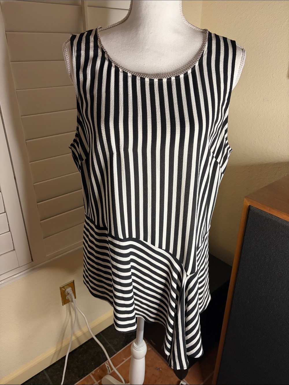 🎽🖤Peck & Peck Polyester Black & White Striped  Top W/Silver Beaded Neckline Sz L